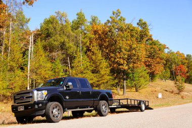 Mauston, Wisconsin / ABD - 15 Ekim 2020: Ford 2019 F-150 kamyonu sonbahar ormanı yakınlarında kırsal alanda duruyor.  