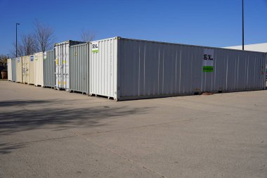 Fond du Lac, Wisconsin USA - 7 Kasım 2021: Metal kargo konteynerleri nakliye deposuna taşınmak üzere yerleştirildi.  