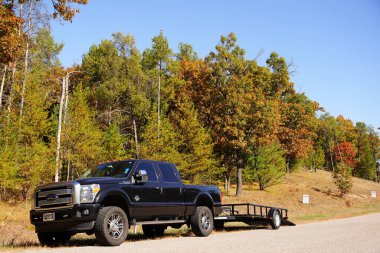 Mauston, Wisconsin / ABD - 15 Ekim 2020: Ford 2019 F-150 kamyonu sonbahar ormanı yakınlarında kırsal alanda duruyor.  
