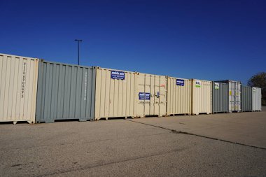 Fond du Lac, Wisconsin USA - 7 Kasım 2021: Metal kargo konteynerleri nakliye deposuna taşınmak üzere yerleştirildi.  