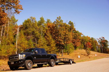 Mauston, Wisconsin / ABD - 15 Ekim 2020: Ford 2019 F-150 kamyonu sonbahar ormanı yakınlarında kırsal alanda duruyor.  
