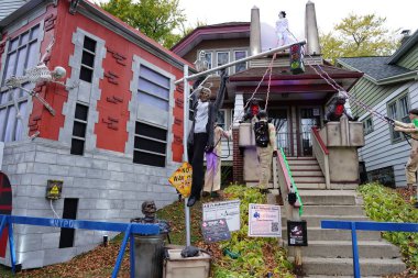 Milwaukee, Wisconsin / ABD - 30 Ekim 2020: Ev sahibi 2020 Cadılar Bayramı için hayalet avcıları temalı bahçesini dekore etti.