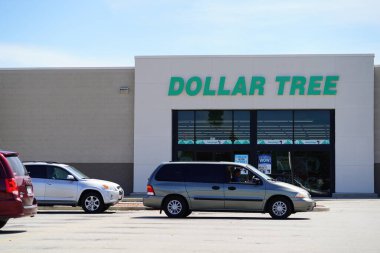 Oshkosh, Wisconsin / ABD - 19 Temmuz 2020: Anayasaya aykırı yüz maskelerini uygulayan ağaç mağazaları ve ülke çapında covid-19 Coronavirus salgınının nedeni.