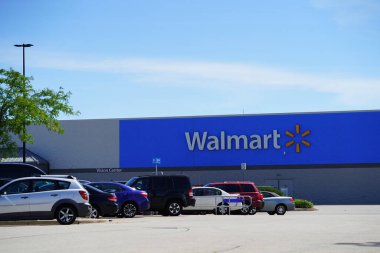 Oshkosh, Wisconsin / ABD - 19 Temmuz 2020: Walmart müşterileri ve ülke çapında covid-19 Coronavirus salgını için anayasaya aykırı yüz maskesi uygulayan mağazalar.  