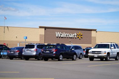 Oshkosh, Wisconsin / ABD - 19 Temmuz 2020: Walmart müşterileri ve ülke çapında covid-19 Coronavirus salgını için anayasaya aykırı yüz maskesi uygulayan mağazalar.       