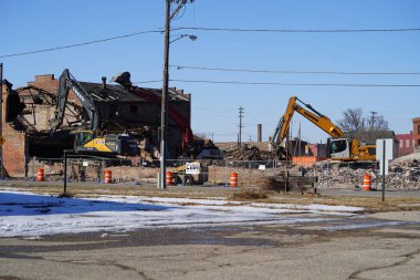 Racine, Wisconsin / ABD - 21 Şubat 2020: Volvo, Liebherr ve Link-Belt kazıcıları eski bir binayı yıkmak için kullanılıyor.