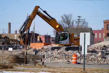 Racine, Wisconsin / ABD - 21 Şubat 2020: Volvo, Liebherr ve Link-Belt kazıcıları eski bir binayı yıkmak için kullanılıyor.