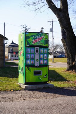 Mauston, Wisconsin ABD - 20 Kasım 2020: Maustion Mahallesi 'nin dışındaki Mountain Dew soda şişesi makinesini terk edin.