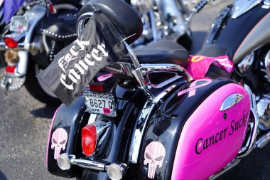 Green Bay, Wisconsin / ABD - 23 Ağustos 2020: Birçok motosikletçi motorsikletini Vandervest Harley Davidson mağazasının önünde topladı.