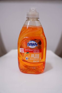 Fond du Lac, Wisconsin USA - 19 Mart 2021: Dawn ultra özel değer antibakteriyel sabun deterjanı 207 ml fl oz