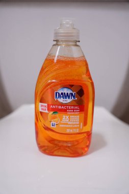 Fond du Lac, Wisconsin USA - 19 Mart 2021: Dawn ultra özel değer antibakteriyel sabun deterjanı 207 ml fl oz