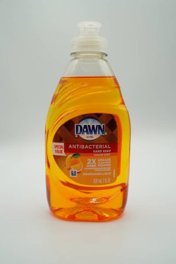 Fond du Lac, Wisconsin USA - 19 Mart 2021: Dawn ultra özel değer antibakteriyel sabun deterjanı 207 ml fl oz   