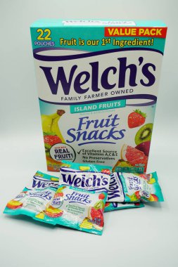 Fond du Lac, Wisconsin USA - 24 Mart 2021: Welch 's Fruit Snacks, Fruit Punch and Island Fruits Variety Pack, Gluten-free, Bulk Pack, 0.9 ons Bireysel Tek Servis Paketi