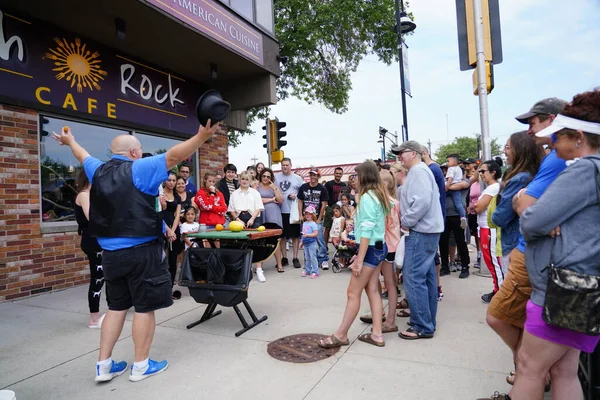 Wisconsin Dells, Wisconsin / USA - 6 Temmuz 2019: Bir sokak sihirbazı Andrew Baerlocher Wisconsin Dells 'i ziyaret eden bir grup ziyaretçiye gösteri yaptı.