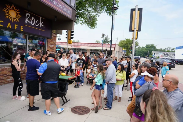 Wisconsin Dells, Wisconsin / USA - 6 Temmuz 2019: Bir sokak sihirbazı Andrew Baerlocher Wisconsin Dells 'i ziyaret eden bir grup ziyaretçiye gösteri yaptı.