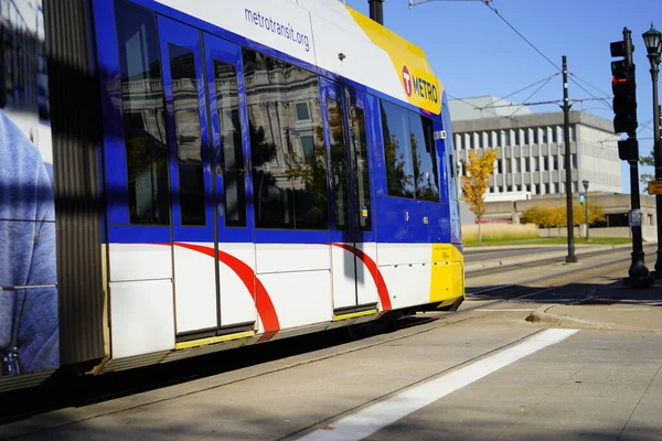 St. Paul, Minnesota / ABD - 19 Ekim 2019: St. Paul, Minnesota metro transit kablolu tren kullanıyor..