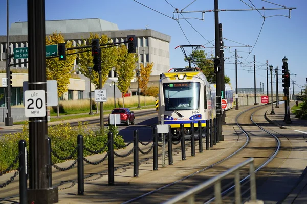 St. Paul, Minnesota / ABD - 19 Ekim 2019: St. Paul, Minnesota metro transit kablolu tren kullanıyor..