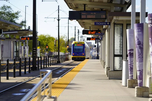 St. Paul, Minnesota / ABD - 19 Ekim 2019: St. Paul, Minnesota metro transit kablolu tren kullanıyor..