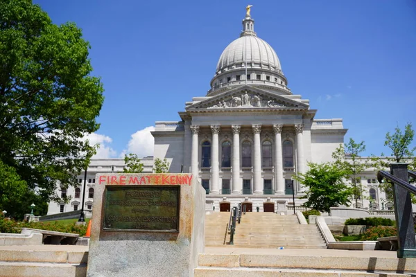 Madison, Wisconsin / ABD - 27 Haziran 2020: Madison Capitol 'ün önündeki bir sadakat ve ilerleme alegorisi siyahi hayatlardan çıkarıldı.