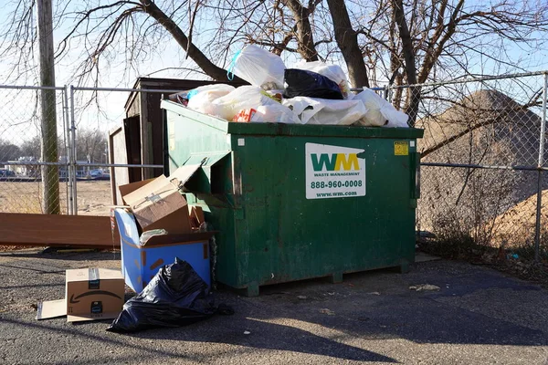 Mauston Wisconsin Usa November 2020 Affaldsforvaltning Grønne Dumpster Skraldespande Sidde - Stock-foto