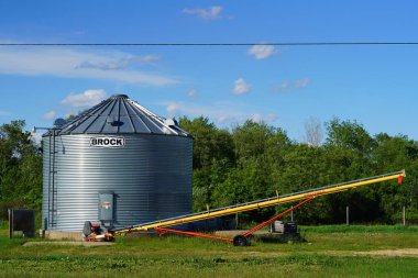 Mauston, Wisconsin ABD - 31 Mayıs 2021: Brock tahıl ambarı kırsal alanda oturuyor.