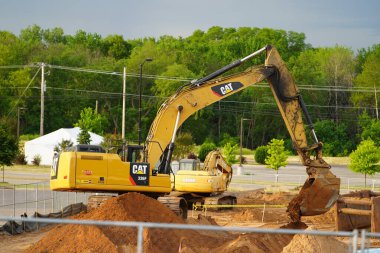 Mauston, Wisconsin ABD - 18 Haziran 2021: Mauston 'da bazı inşaatlarda kullanılan CAT tırtıl kazıcısı.