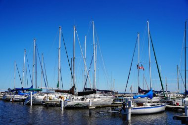 Sheboygan, Wisconsin / ABD - 18 Temmuz 2020: Michigan Gölü 'ndeki yat ve botlar limana yanaştı