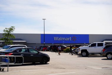 Oshkosh, Wisconsin / ABD - 19 Temmuz 2020: Walmart müşterileri ve ülke çapında covid-19 Coronavirus salgını için anayasaya aykırı yüz maskesi uygulayan mağazalar.