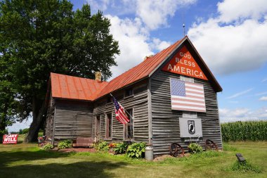 Green Lake, WIsconsin / USA - 16 Mayıs 2020: Eski terk edilmiş ahşap ahşap ev Green Lake, Wisconsin 'in kırsalında Tanrı Amerika' yı Korusun 'u tanıtıyor..
