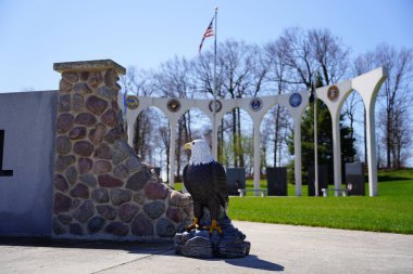 Mauston, Wisconsin ABD - 14 Ağustos 2021: Çiftlik arazisinde bulunan uzun seralar.