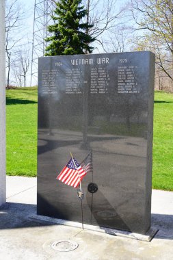 Mauston, Wisconsin ABD - 14 Ağustos 2021: Çiftlik arazisinde bulunan uzun seralar.