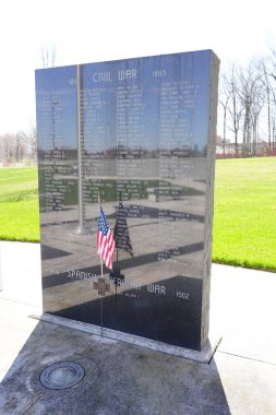 Mauston, Wisconsin ABD - 14 Ağustos 2021: Çiftlik arazisinde bulunan uzun seralar.