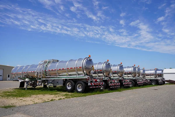 Mauston, Wisconsin ABD - 4 Haziran 2021: Kimyasal tank karavanları Mauston kırsalının dışında oturuyorlar.