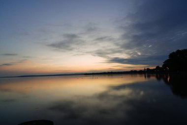 Gölün üzerinde güzel bir gün batımı 