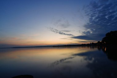 Gölün üzerinde güzel bir gün batımı 