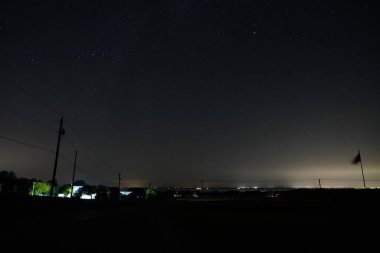 Yolun gece görüşü, şehrin yolunun yolu.