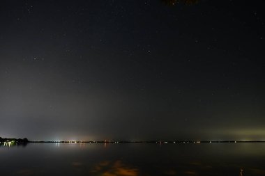 Soğuk kış mevsiminde Fond du Lac, Wisconsin, Lakeside Park 'ın gece çekimi