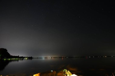 Soğuk kış mevsiminde Fond du Lac, Wisconsin, Lakeside Park 'ın gece çekimi
