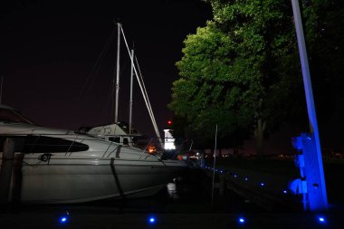 Lakeside Parkı 'ndaki Winnebago Gölü açıklarındaki Wisconsin Deniz Feneri' nin soğuk kış sezonunda Fond du Lac 'ın gece çekimi.