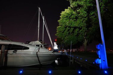 Lakeside Parkı 'ndaki Winnebago Gölü açıklarındaki Wisconsin Deniz Feneri' nin soğuk kış sezonunda Fond du Lac 'ın gece çekimi.