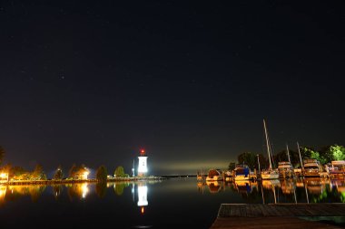 Lakeside Parkı 'ndaki Winnebago Gölü açıklarındaki Wisconsin Deniz Feneri' nin soğuk kış sezonunda Fond du Lac 'ın gece çekimi.