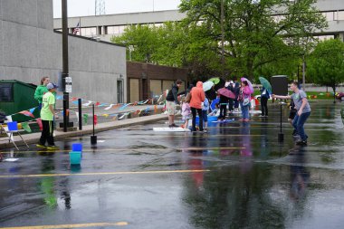 Fond du Lac, Wisconsin / USA - 1 Haziran 2019: YaşIı, orta yaşlı ve Fond du Lac 'ın genç üyeleri ıslak yağmurlu havada evcil hayvan çiftliğinde biraz aile eğlencesi yapmak için ortaya çıktılar..