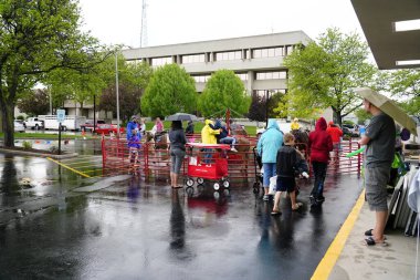 Fond du Lac, Wisconsin / USA - 1 Haziran 2019: YaşIı, orta yaşlı ve Fond du Lac 'ın genç üyeleri ıslak yağmurlu havada evcil hayvan çiftliğinde biraz aile eğlencesi yapmak için ortaya çıktılar..