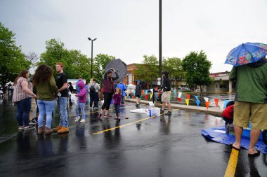 Fond du Lac, Wisconsin / USA - 1 Haziran 2019: YaşIı, orta yaşlı ve Fond du Lac 'ın genç üyeleri ıslak yağmurlu havada evcil hayvan çiftliğinde biraz aile eğlencesi yapmak için ortaya çıktılar..