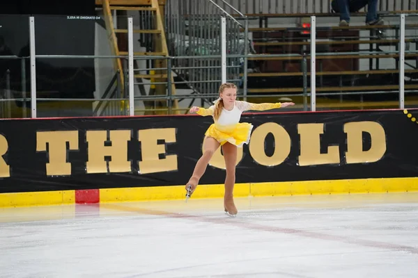 모시네 위스콘신 2021년 26일 아름다운 노란색 드레스를 여성이 아이스 스케이팅 — 스톡 사진