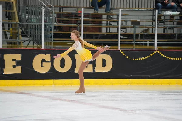 米国ウィスコンシン州モシニア 2021年2月26日 美しい黄色いドレスの若いティーンエイジャーの女性が より悪い州の冬のゲームアイススケート競技に参加しました — ストック写真