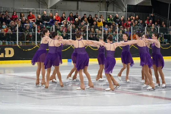 米国ウィスコンシン州モシニア 2021年2月26日 美しい紫色のドレスの若い成人女性が より悪い州の冬のゲームアイススケート競技で一緒にスケートを同期 — ストック写真