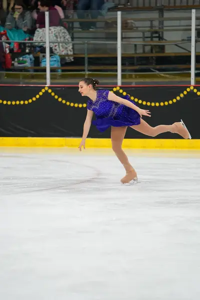 米国ウィスコンシン州モシニア 2021年2月26日 美しい青いドレスの若い成人女性がより悪い州の冬のゲームアイススケート競技に参加しました — ストック写真