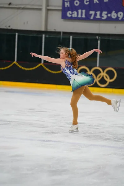 2021年2月26日 身穿漂亮白衣的成年女子参加了獾州冬奥会滑冰比赛 — 图库照片