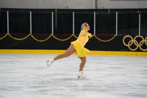 모시네 위스콘신 2021년 26일 아름다운 노란색 드레스를 여성이 아이스 스케이팅 — 스톡 사진